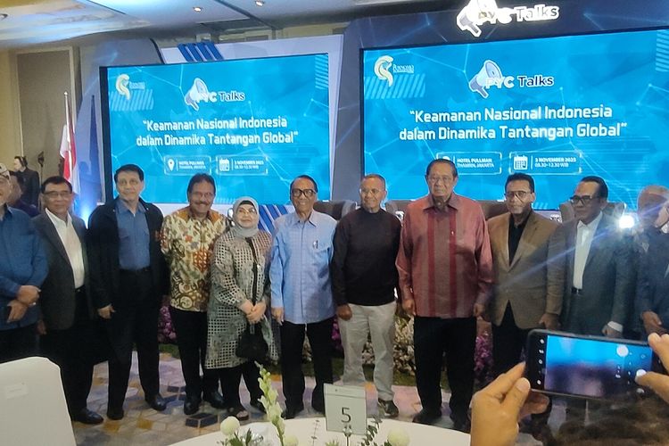 Presiden ke-6 RI Susilo Bambang Yudhoyono (SBY) berfoto bersama dengan menteri kabinetnya (Kabinet Indonesia Bersatu) saat menghadiri acara yang digelar Purnomo Yusgiantoro Center, di kawasan Thamrin, Jakarta Pusat, Senin (3/11/2025).