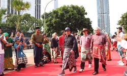 Membuat Sarung Populer Lewat Gelaran “Fashion Show”