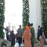 Diyakini Bawa Berkah, Bunga Dekorasi Masjid Raya Sheikh Zayed Solo Jadi Rebutan Warga