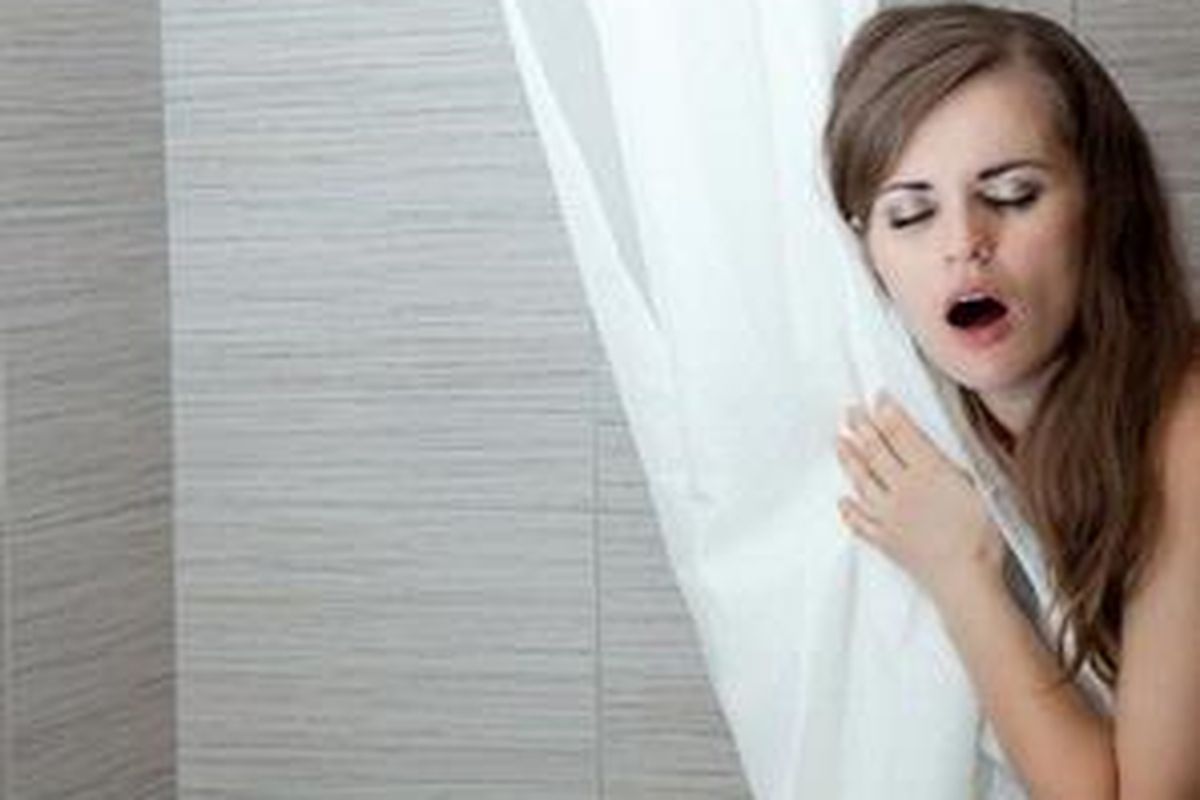 Tirai adalah tempat favorit bagi bakteri pemicu alergi dan infeksi, yang gemar menetap di plastik yang lembab.