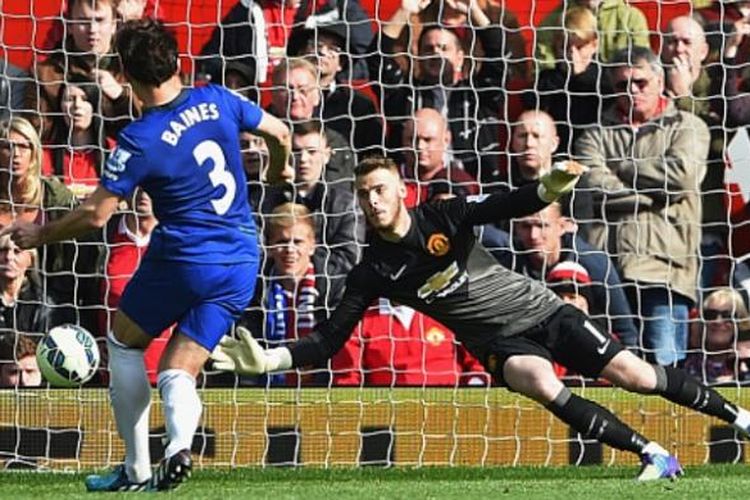 David de Gea sukses menggagalkan penalti Leighton Baines pada laga antara Manchester United dan Everton, 5 Oktober 2014.