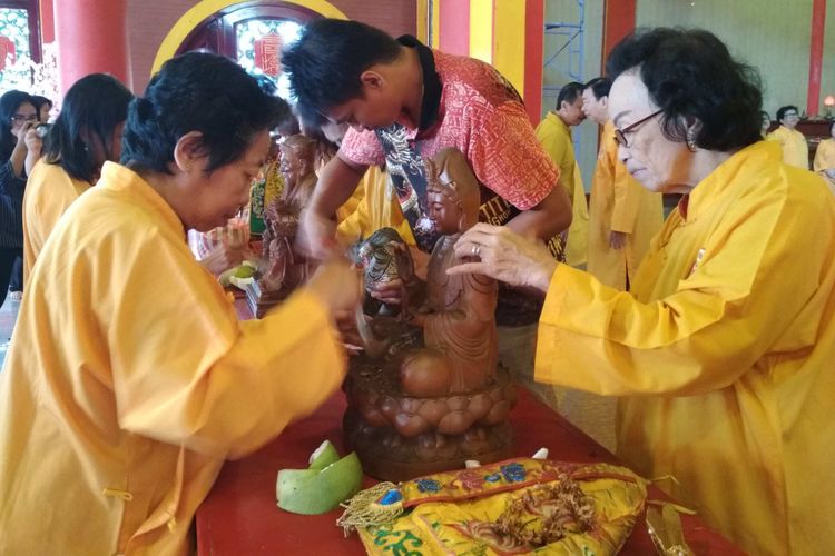 Umat Tri Dharma Kelenteng Liong Hok Bio Kota Magelang, Selasa (29/1/2019), mulai membersihkan rupang/patung dewa-dewi menjelang perayaan Imlek, yang jatuh pada 9 Februari 2019. 