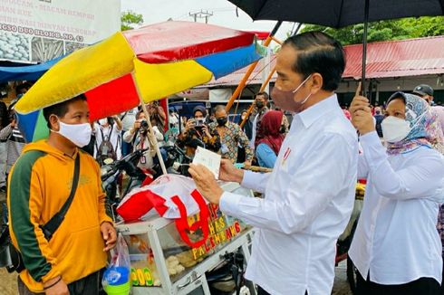 Kunjungi Jambi, Jokowi Beri Sembako dan BLT Minyak Goreng untuk Pedagang UMKM