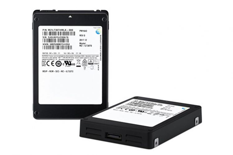SSD Samsung PM1643 dengan kapasitas 30 TB.