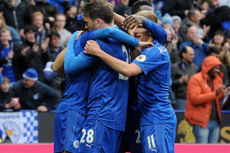 Para pemain Leicester City merayakan kemenangan atas Watford pada partai lanjutan Premier League - kasta teratas Liga Inggris - di Stadion King Power, 6 Mei 2017.