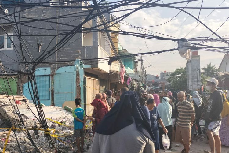Sisa reruntuhan bangunan semipermanen masih tersisa di Jalan Rawa Sawah 2, Johar Baru, Jakarta Pusat, terlihat sejumlah warga berkumpul untuk sekedar melihat material bangunan yang tersisa, Jumat (29/7/2022).