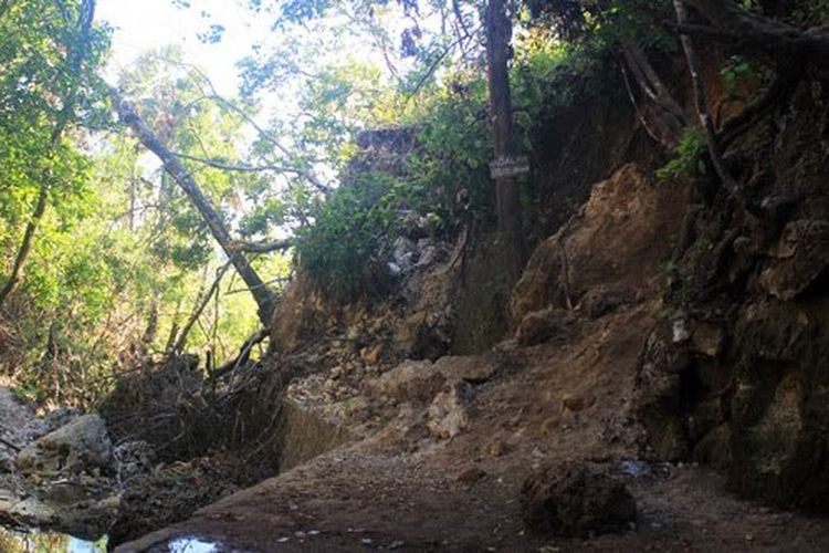 Gua peninggalan Jepang di Kelurahan Liliba, Kota Kupang, NTT yang roboh akibat Badai Seroja