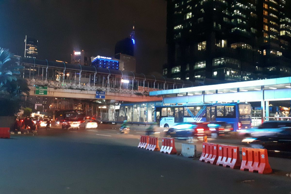 Jembatan penyebrangan orang (JPO) Tosari yang terhubung dengan Halte Transjakarta Tosari sudah mulai dibongkar. Foto diambil Jumat (14/12/2018).