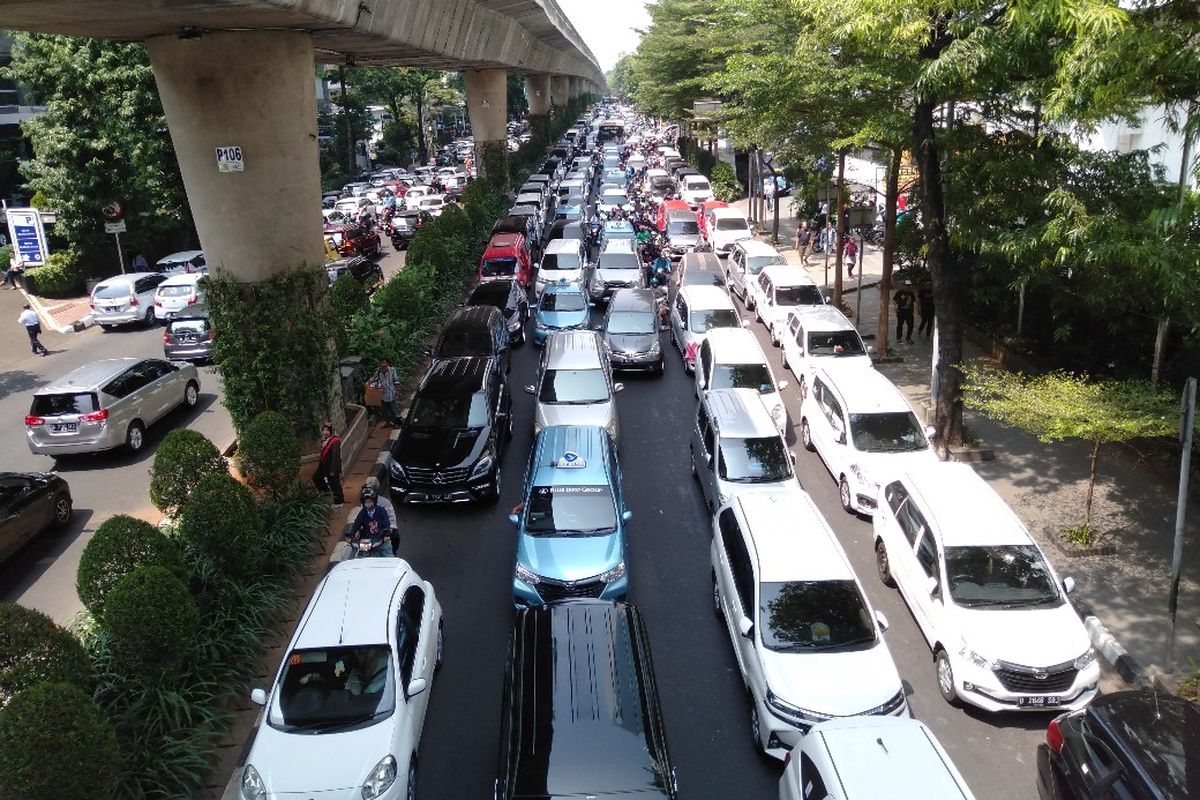 Demo di depan kantor Gojek, Melawai, Jakarta Selatan sempat menimbulkan kemacetan di sepanjang jalan Iskandarsyah, Melawai, Kemang, Jakarta Selatan, Senin (5/8/2019)