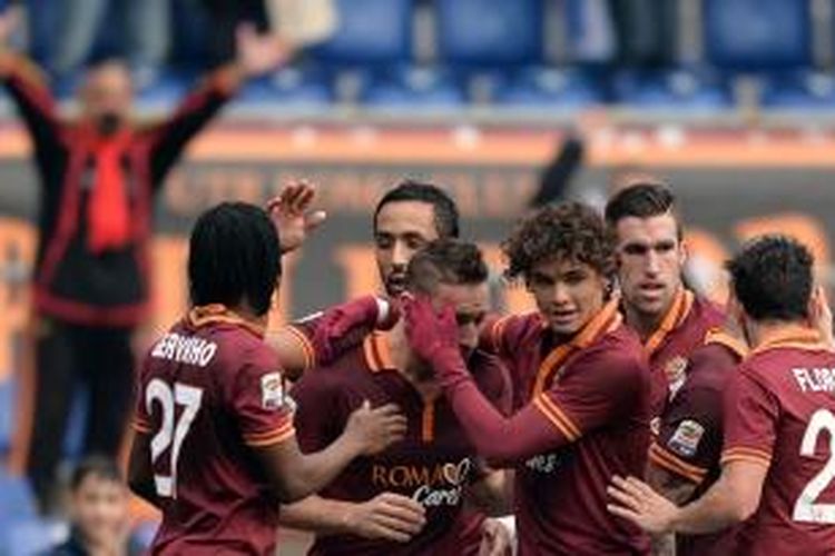 Penyerang AS Roma, Francesco Totti, bersama rekan-rekannya merayakan gol ke gawang Genoa, dalam pertandingan Serie-A, di Stadion Olimpico, Roma, Minggu (12/1/2014). 