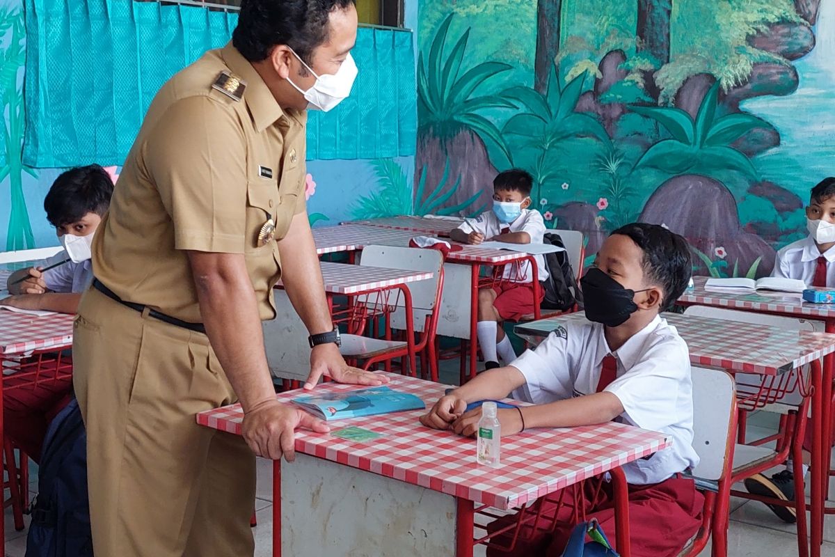 Wali Kota Tangerang Arief R Wismansyah saat meninjau penerapan PTM terbatas di SDN Pasar Baru 1, Kota Tangerang, Senin (25/11/2021).