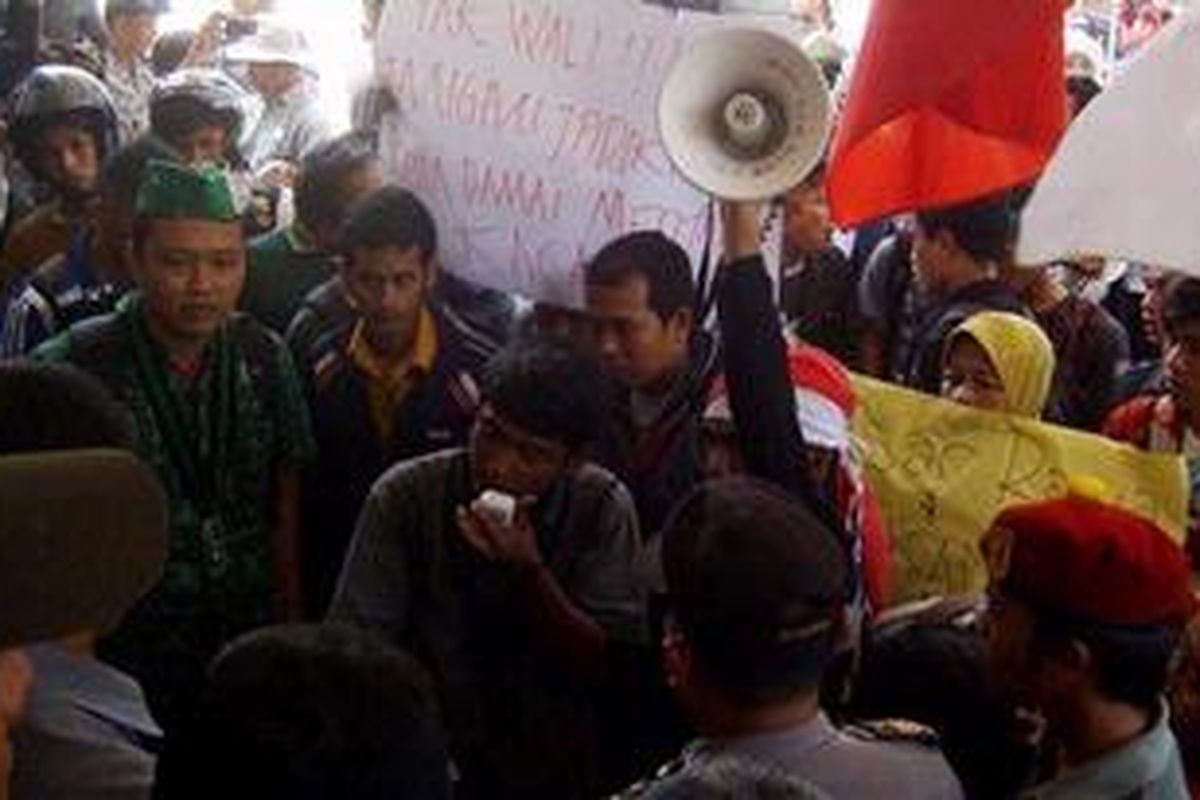 Sekitar 200 mahasiswa yang tergabung dalam Aliansi Mahasiswa Peduli Pasar Raya Padang (Ampepara) berunjuk rasa di halaman Gedung DPRD Kota Padang, Selasa (5/7/20110)