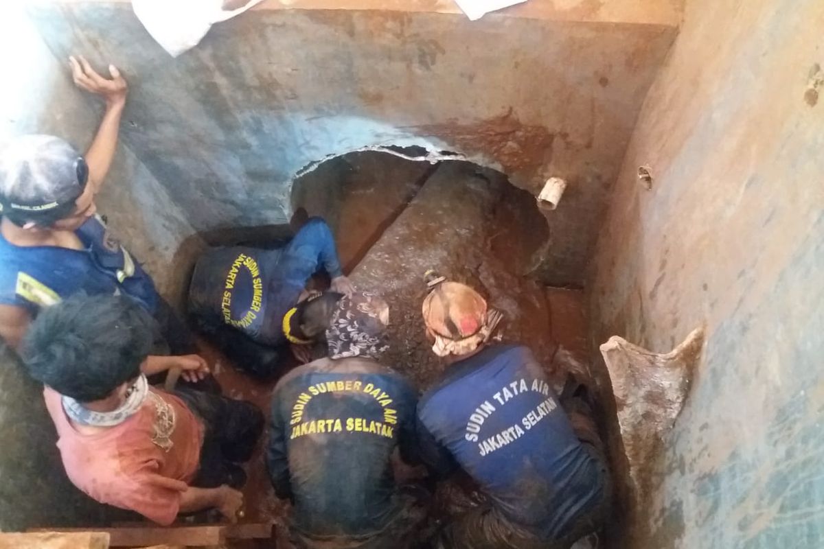Sejumlah petugas SDA Kecamatan Cilandak, Jakarta Timur, Rabu (29/5/2019), membersihkan saluran air di bawah Tol Desari di Jalan TB Simatupang, Jakarta Selatan yang tersumbat.