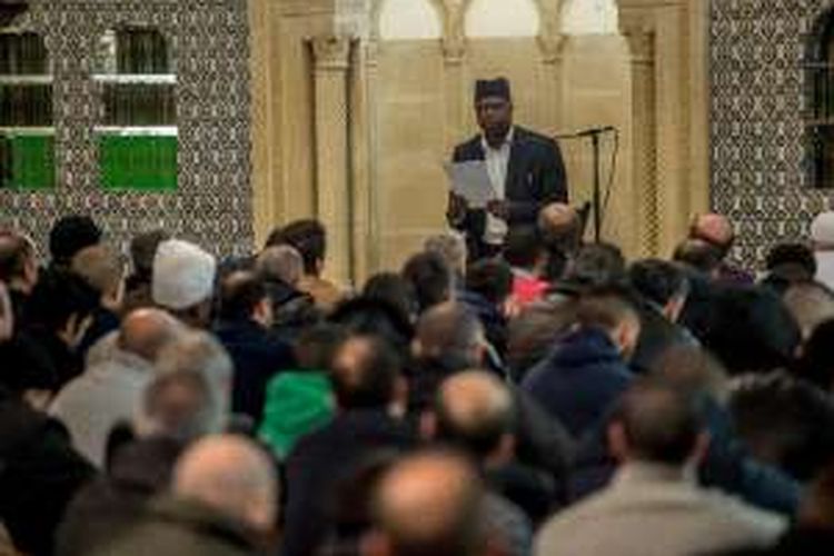 Imam Ndiaye Mouhameth Galaye saat memberikan khotbah Jumat di Masjid Agung Brussels, sekaligus mengajarkan antiradikalisasi.