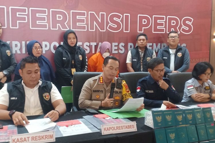 Kapolrestabes Palembang Kombes Pol Harryo Sugihhartono saat menggelar ungkap kasus tempat penampungan TKI ilegal, Sabtu (9/3/2024).