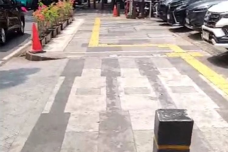 Selain Taman Trotoar Dicor, Bollard di Gunawarman Jaksel Hilang