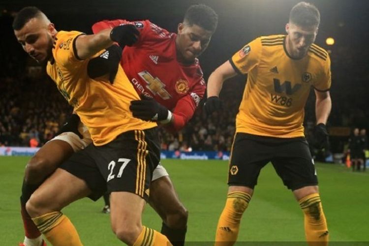 Marcus Rashford dikawal Romain Saiss dan Matt Doherty pada pertandingan Wolverhampton Wanderers vs Manchester United di Stadion Molineux dalam babak perempat final Piala FA, 16 Maret 2019. 