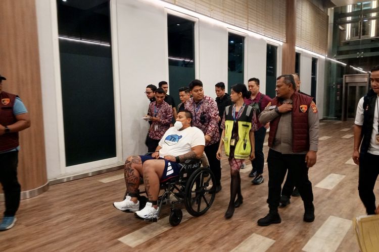 Salah satu tersangka penembakan dua  WNA Australia saat tiba di Bandara Internasional I Gusti Ngurah Rai, pada Selasa (17/6/2025). /Dok. Humas Polda Bali