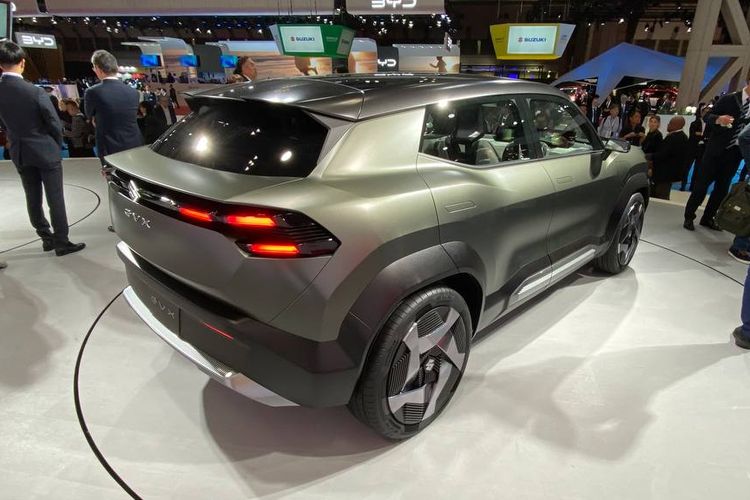 Desain bagian belakang calon mobil listrik Suzuki eVX di Japan Mobility Show 2023.