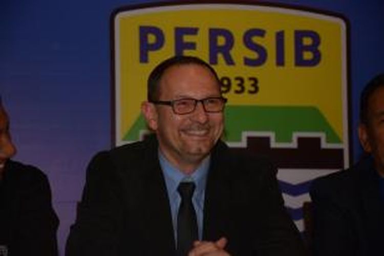 Pelatih baru Persib Bandung Dejan Antonic saat memberikan keterangan kepada media di Cafe Persib, Jalan Sulanjana, Rabu (20/1/2016)