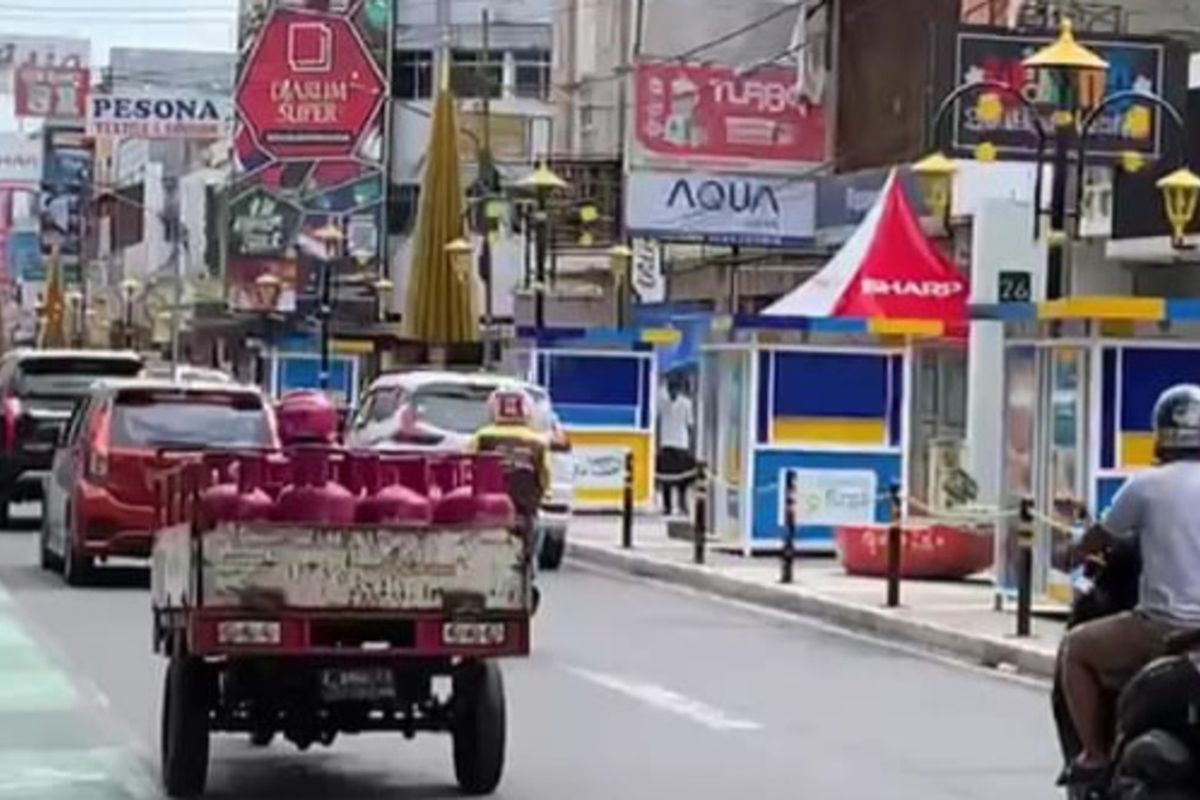 Deretan stan PKL di kawasan semi pedestrian Malioboro Jalan HZ Mustofa Kota Tasikmalaya, Jawa Barat, hanya terpasang sehari kemudian lenyap pada Jumat 4 November 2022 lalu.