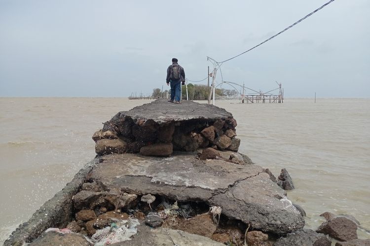 Akses jalan menuju makam Mbah Mudzakir di Dukuh Tambaksari Desa Bedono Kecamatan Sayung Kabupaten Demak Jawa Tengah terputus akibat diterjang gelombang tinggi, Selasa (8/12/2020).