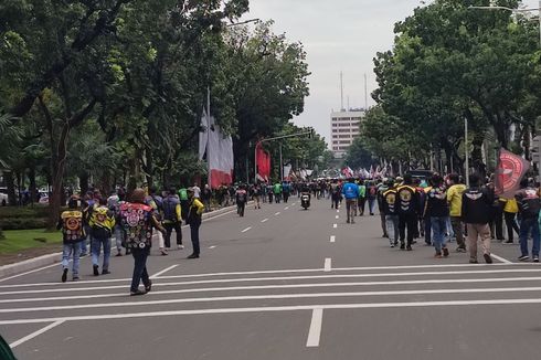 Pengemudi Ojol Gelar Demo Tolak ERP di Balai Kota, Jalan Medan Merdeka Selatan Macet