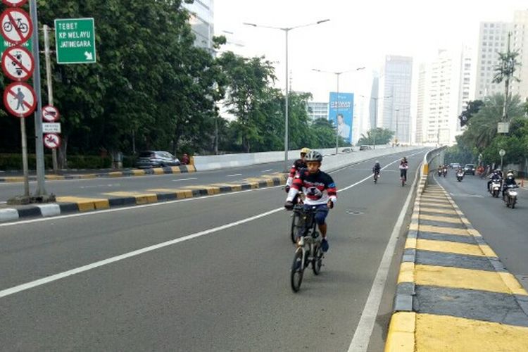 Pesepeda di luar jenis road bike masih melintas di Jalan Layang Non-Tol Kampung Melayu-Tanah Abang, Sabtu (5/6/2021) pagi.