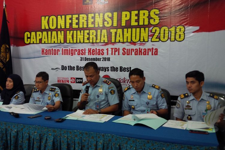 Kepala Kantor Imigrasi Kelas I TPI Surakarta Said Ismail (tengah) dan jajarannya dalam konferensi pers capaian kinerja Tahun 2018 di Kantor Imigrasi Kelas I TPI Surakarta, Jawa Tengah, Senin (31/12/2018).