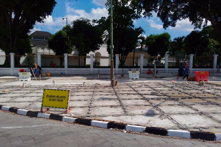 Kondisi kawasan titik nol di Jalan Malioboro yang masih dalam perbaikan, Rabu (14/6/2017)