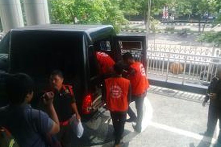 Lima tersangka korupsi dana Bansos Pemprov Jateng naik ke mobil tahanan, Selasa (5/5/2015). Mereka ditahan selama 20 hari sementara di Lapas Kedungpane Semarang.