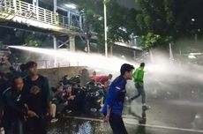 Polisi Tembakkan "Water Cannon" Usai Massa BEM SI Bakar Ban dan Kawat Berduri