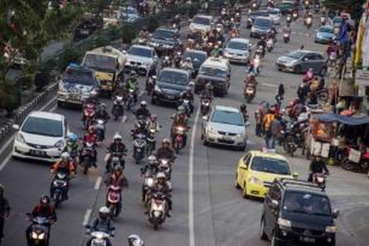 Jalan Margonda Raya, Depok, Jawa Barat, Kamis (10/10/2013). Jalan utama di kota ini tidak memiliki ruang hijau. Kondisi diperparah dengan kemacetan lalu lintas yang sering terjadi.
