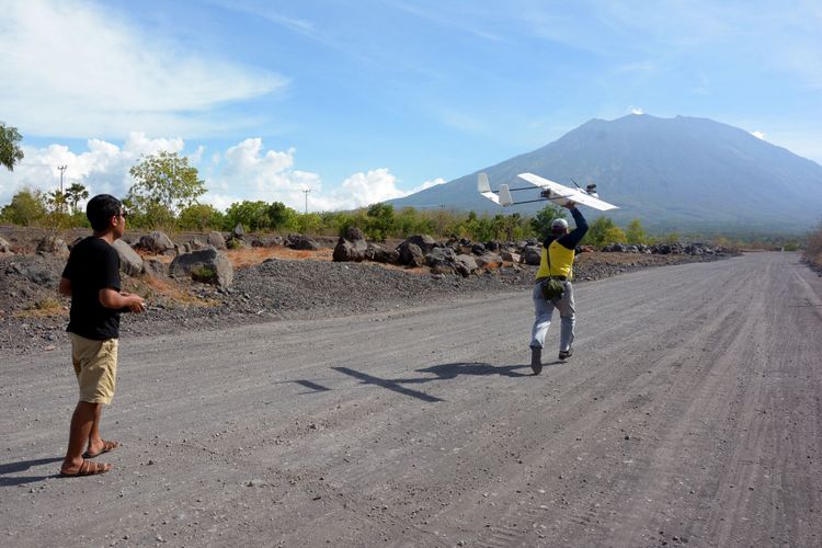 Tim gabungan menerbangkan drone atau pesawat pengintai tidak berawak, di Desa Kubu, Kabupaten Karangasem, Bali, Rabu (11/10/2017). Tim gabungan menggunakan tiga unit drone untuk melakukan survei sekaligus memantau langsung kondisi Gunung Agung.
