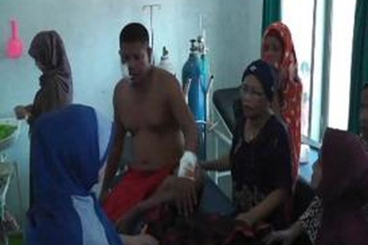 Sepasang suami istri di Maros Sulawesi selatan di serang seekor anjing gila saat korban tengah berjualan di warung kaki lika miliknya. Sang istri selamat namun sang suami harus dilarikan ke puskesmas terdekat karena sekujur tubuhnya penuh luka gigitan anjing.