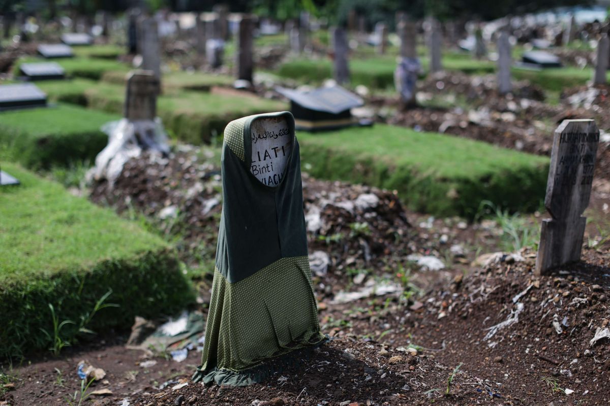 Pemakaman khusus korban covid-19 di TPU Srengseng Sawah 2, Jagakarsa, Jakarta Selatan, Selasa (22/6/2021). Per Senin (21/6/2021), lonjakan kasus baru Covid-19 di Jakarta bertambah 5.014 kasus. Dengan penambahan kasus tersebut, angka kumulatif kasus Covid-19 di Jakarta kini mencapai 479.043 kasus.