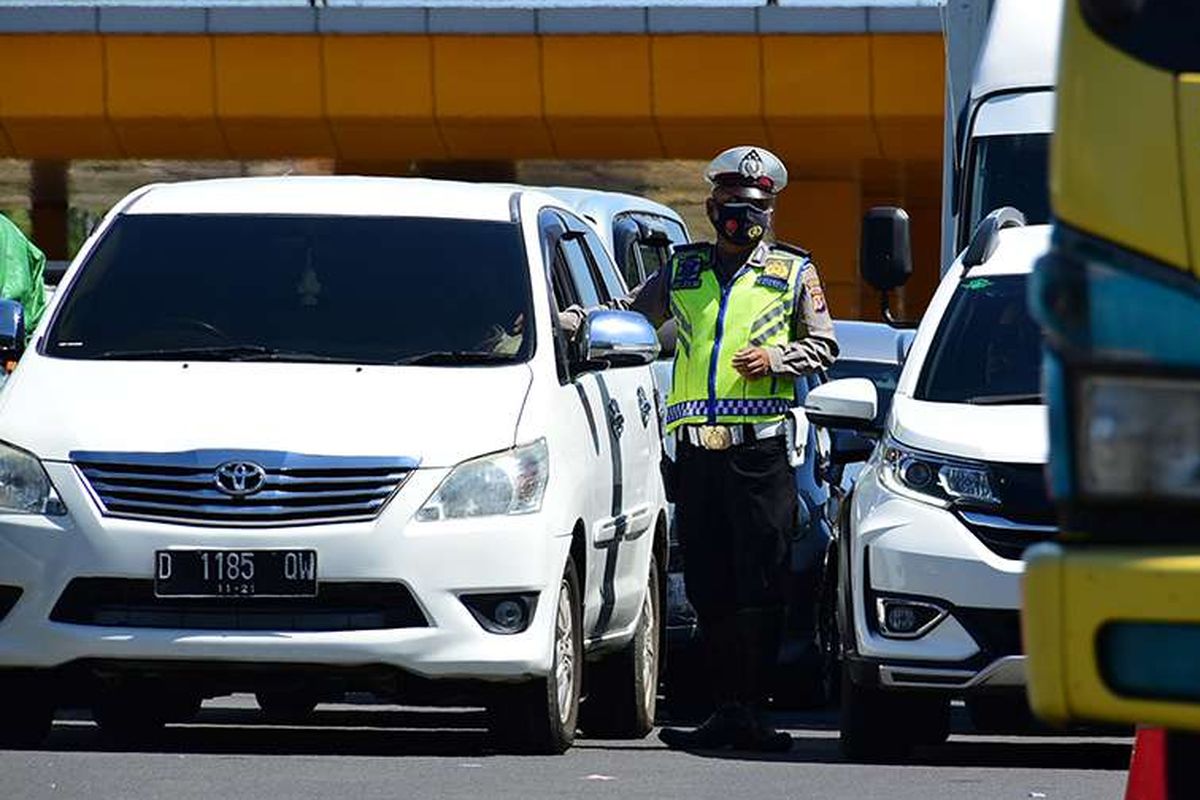 Penumpukan kendaraan terjadi saat petugas melakukan penyekatan di depan Gerbang Tol Pasteur, Kota Bandung, Jawa Barat, Selasa (6/7/2021). Selama PPKM Darurat, Kota Bandung tertutup bagi warga dari luar wilayahnya, hal tersebut dilakukan untuk menekan mobilitas masyarakat dan mengurangi penyebaran Covid-19.