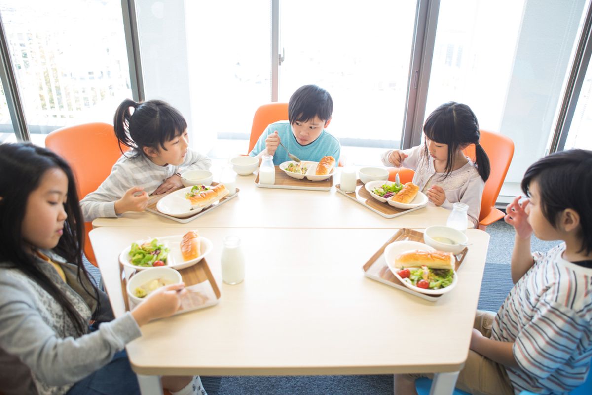 Ilustrasi shokuiku atau edukasi makan di jam makan siang. Praktik baik ini diajarkan untuk membudayakan makan sehat sejak dini.  