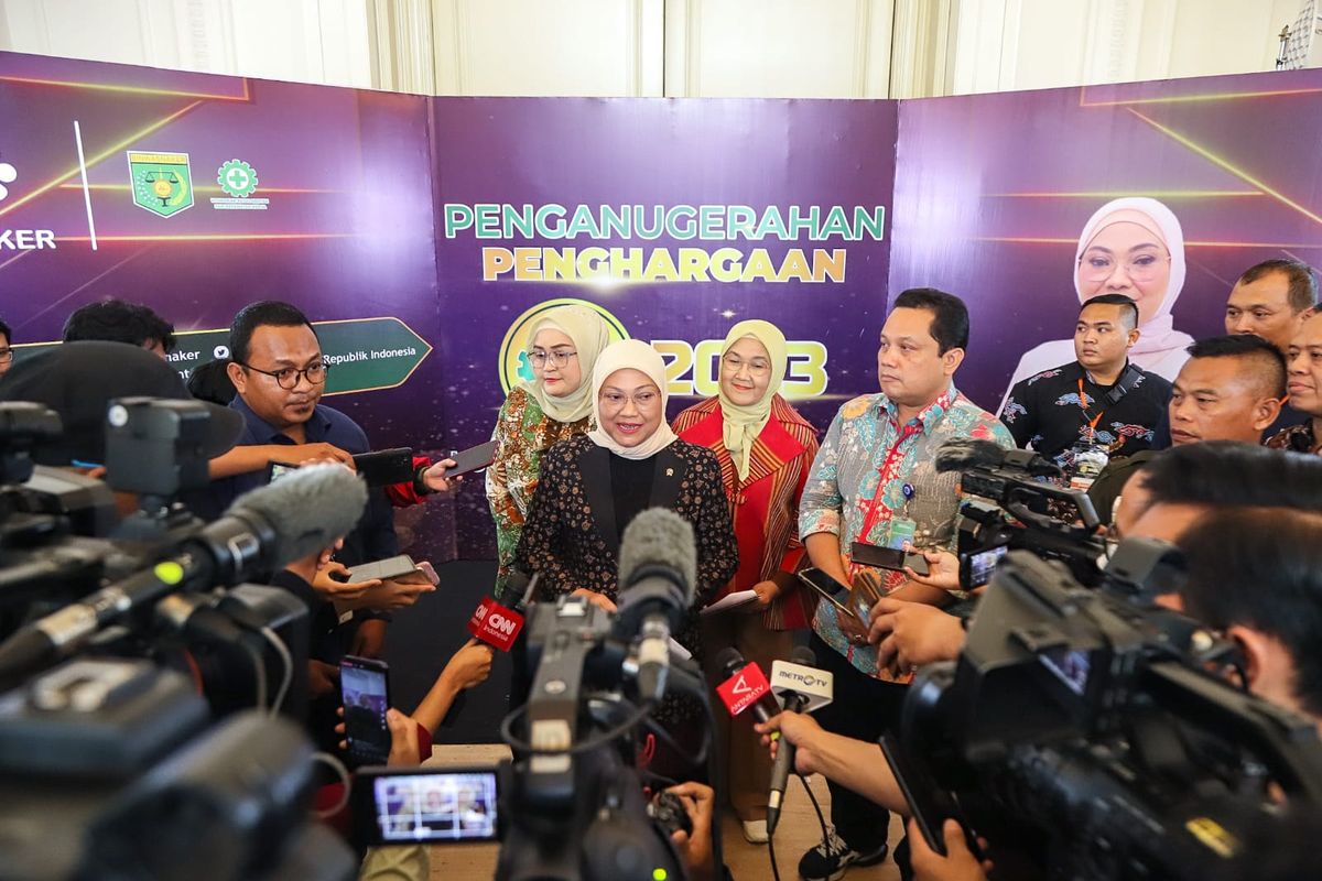 Menteri Ketenagakerjaan Ida Fauziyah memberikan keterangan pers kepada awak media dalam acara pemberian Anugerah K3 kepada perusahaan, Jakarta, Kamis (22/6/2023).