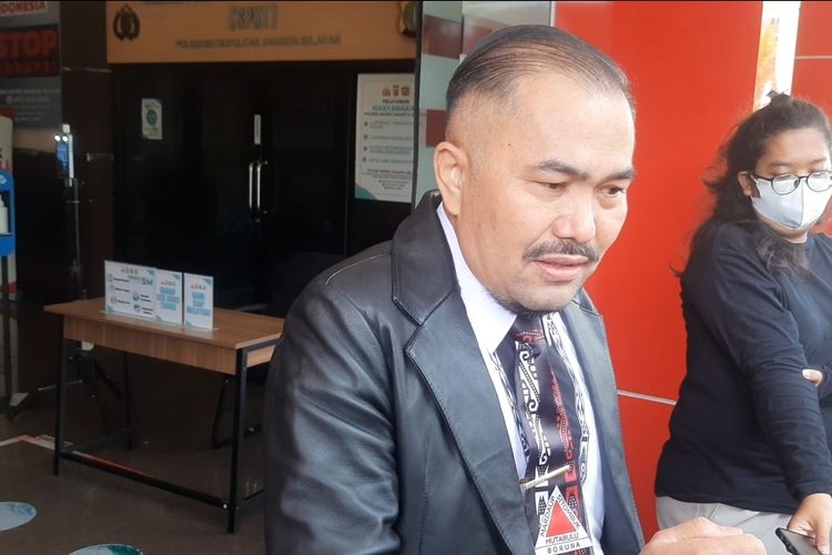 Kuasa hukum Indra Bonaparte, Kamarudin Simanjuntak saat ditemui di Polres Metro Jakarta Selatan, Rabu (20/4/2022)
