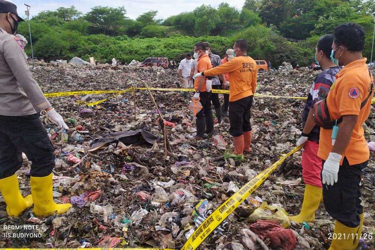 Mayat bayi ditemukan di Tempat Pembuangan Akhir (TPA) di Desa Ngembak, Kecamatan Purwodadi, Kabupaten Grobogan, Jawa Tengah, Jumat (26/11/2021).