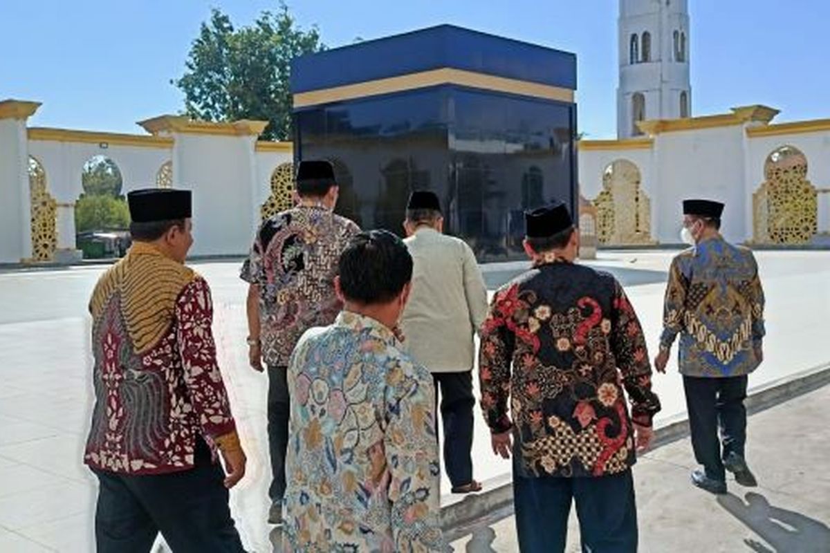 Para jemaah calon haji kota Palopo hari ini, Minggu (05/06/2022) mulai melakukan persiapan manasik haji Kota Palopo, (Bimbingan Jamaah Haji Reguler) Musim Haji tahun 1443 Hijriah/2022 Masehi, di Aula Masjid Agung Kota Palopo atau dalam area Replika Ka’bah.