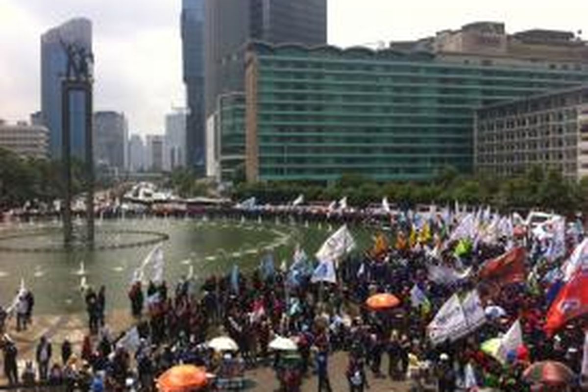 Suasana demo buruh di kawasan Bundaran Hotel Indonesia, Jakarta Pusat, Rabu (10/12/2014).