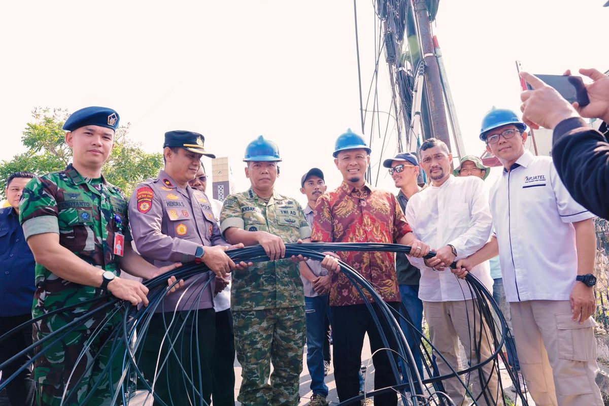 Wali Kota Agung Nugroho turun langsung memimpin pemotongan kabel fiber optik semrawut yang menggelantung tanpa izin di Jalan Ronggo Warsito, Pekanbaru, Riau, Jumat (5/6/2026).