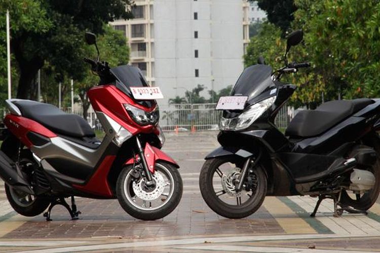 Yamaha NMAX (kiri) dan Honda All-New PCX beradu fitur untuk menarik minat konsumen.