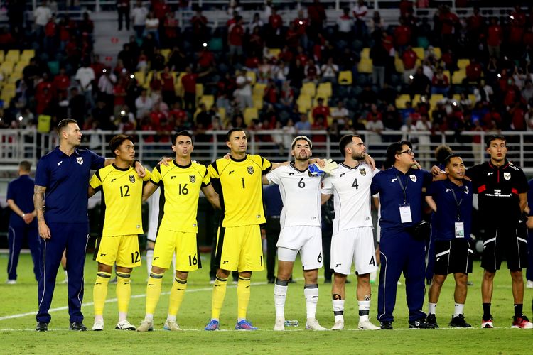 Penjaga gawang timnas Indonesia Ernando Ari Sutaryadi, Nadeo Argawinata dan Emil Audero (kuning) usai laga FIFA Matchday yang berakhir dengan skor 0-0 di Stadion Gelora Bung Tomo Surabaya, Jawa Timur, Senin (8/9/2025) malam.