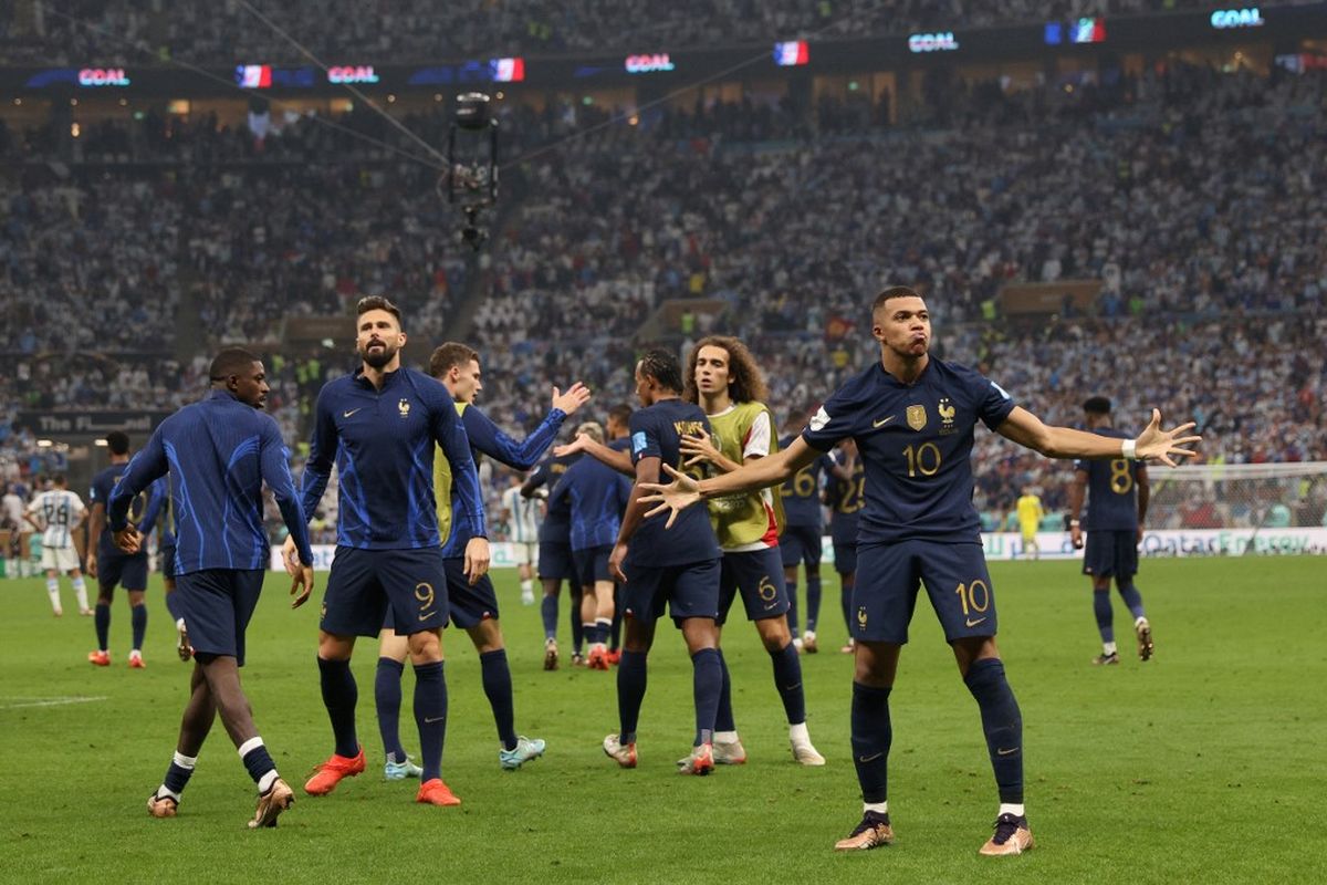 Selebrasi gol Kylian Mbappe dalam laga final Piala Dunia 2022 antara Argentina vs Perancis di Stadion Lusail, Doha, Qatar, 18 Desember 2022. (Photo by Adrian DENNIS / AFP)