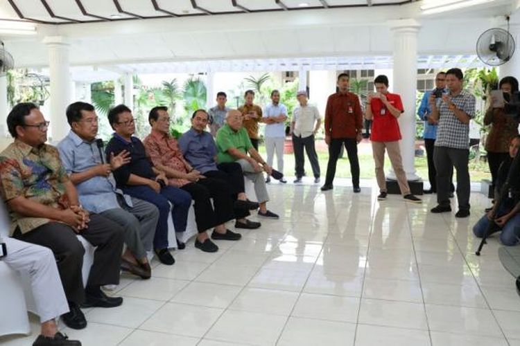 Wakil Presiden Jusuf Kalla memberikan keterangan di sela-sela memantau jalannya hitung cepat pilkada serentak di rumah dinas, Menteng, Jakarta Pusat, Rabu (15/2/2017).