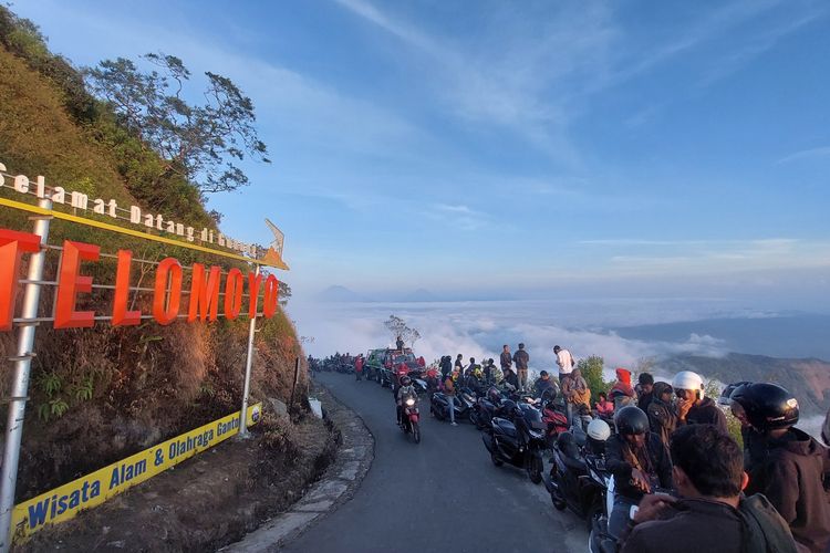 Para pemburu sunrise menanti kemunculan matahari di Gunung Telomoyo