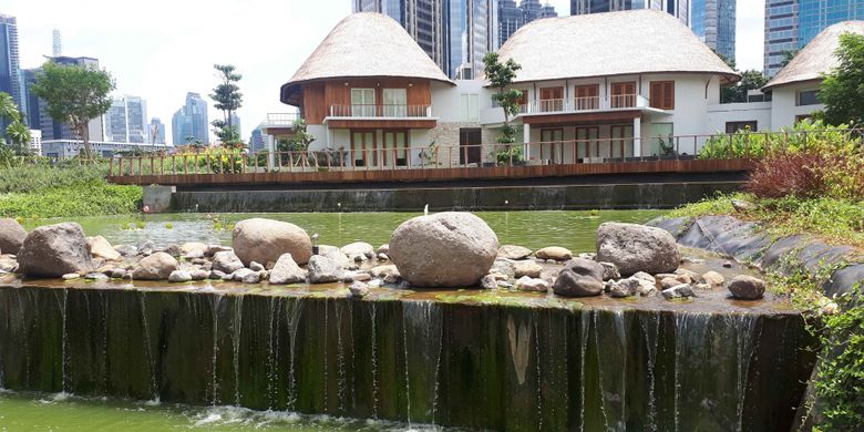 Fasilitas kolam trembesi di hutan kota, GBK dibangun dengan dilengkapi air terjun mini serta bebatuan berukuran kecil dan sedang. Foto diambil Rabu (2/1/2019). 